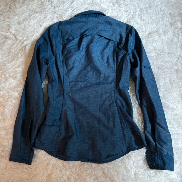 The North face sinched long sleeve - Picture 11 of 12